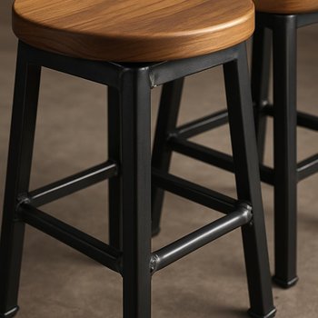 Metal karkaslı bar stulları və taxta oturacaqların detallı görüntüsü