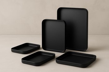 Loft üslubunda metal tray üzərində şam və kiçik dekor obyektlər qrupu