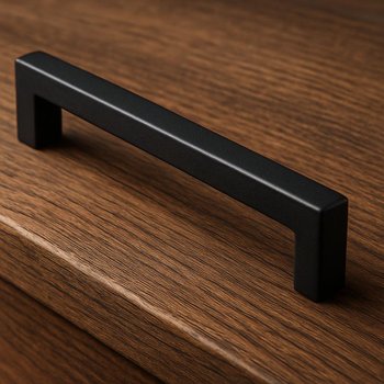 Loft konsolda metal sap və taxta panel birləşmə xəttinin yaxın planı