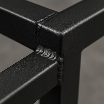 Loft məmulatda metal karkas birləşməsinin yaxın plan detalı