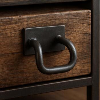 Loft konsolda metal sap və taxta səthin yaxın plan detalı