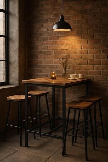 Kiçik loft kafe guşəsi üçün bar masası və yüksək stullar dəsti