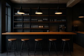Kofe barında loft bar xətti və metal karkaslı stulların görünüşü